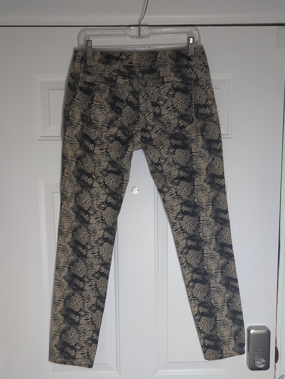 Cabi Snakeskin Skinny Jeans Size 4 Animal Print - Picture 3 of 11